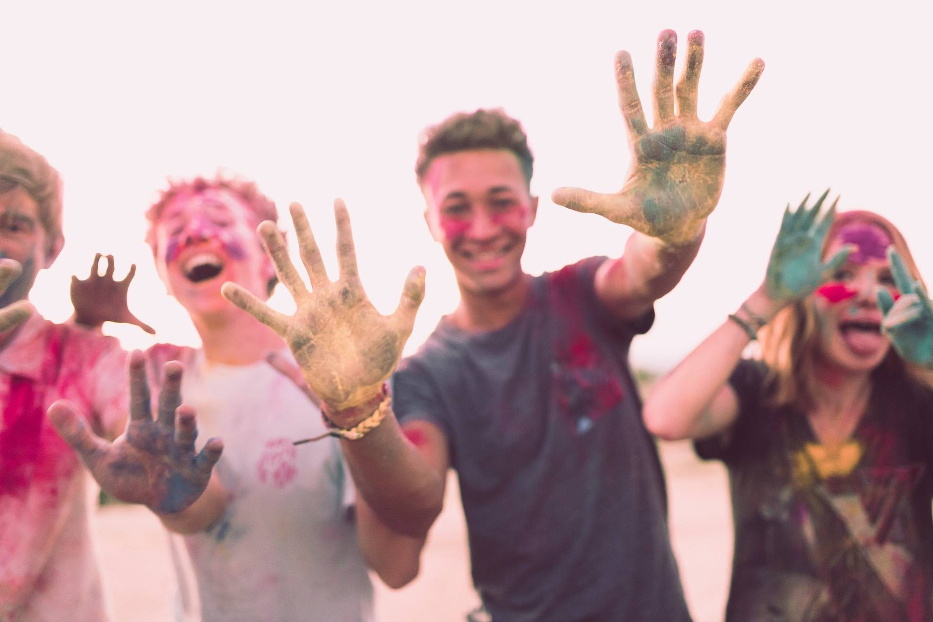 Jugendliche in bunten Holi Farben