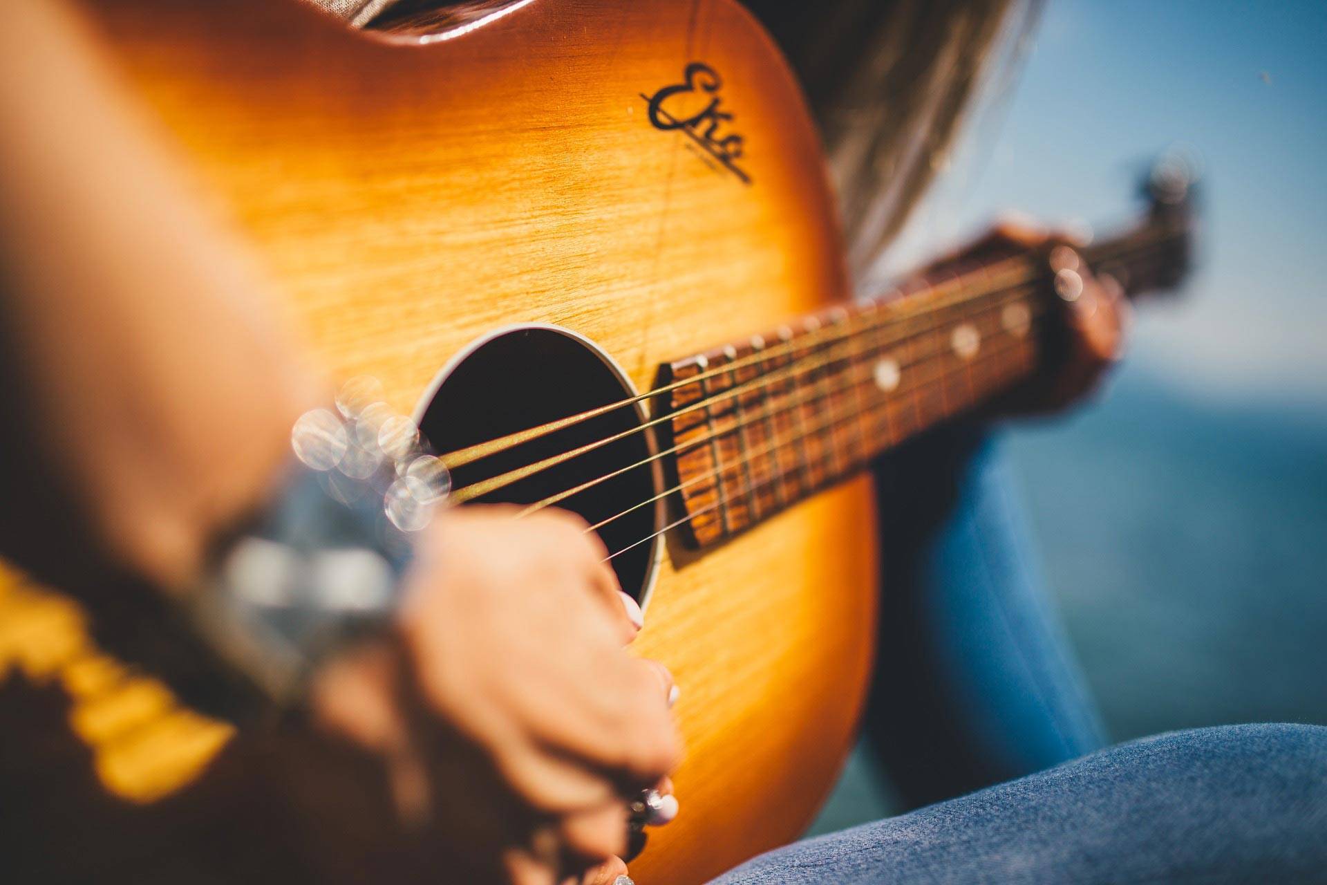 Gitarre wird gespielt